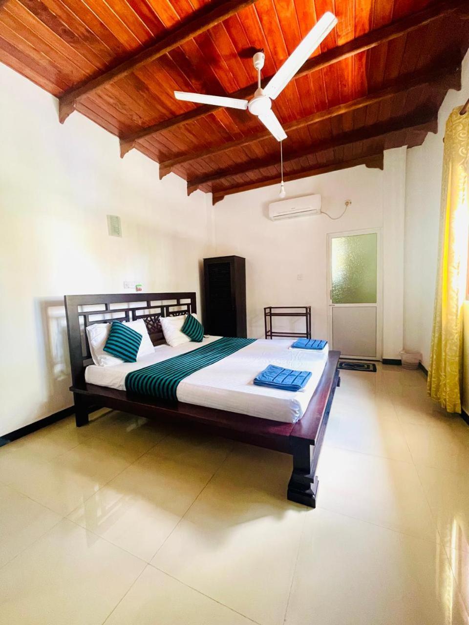 White Horse Hotel Hikkaduwa Ngoại thất bức ảnh