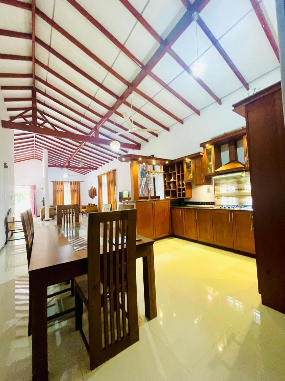 White Horse Hotel Hikkaduwa Ngoại thất bức ảnh