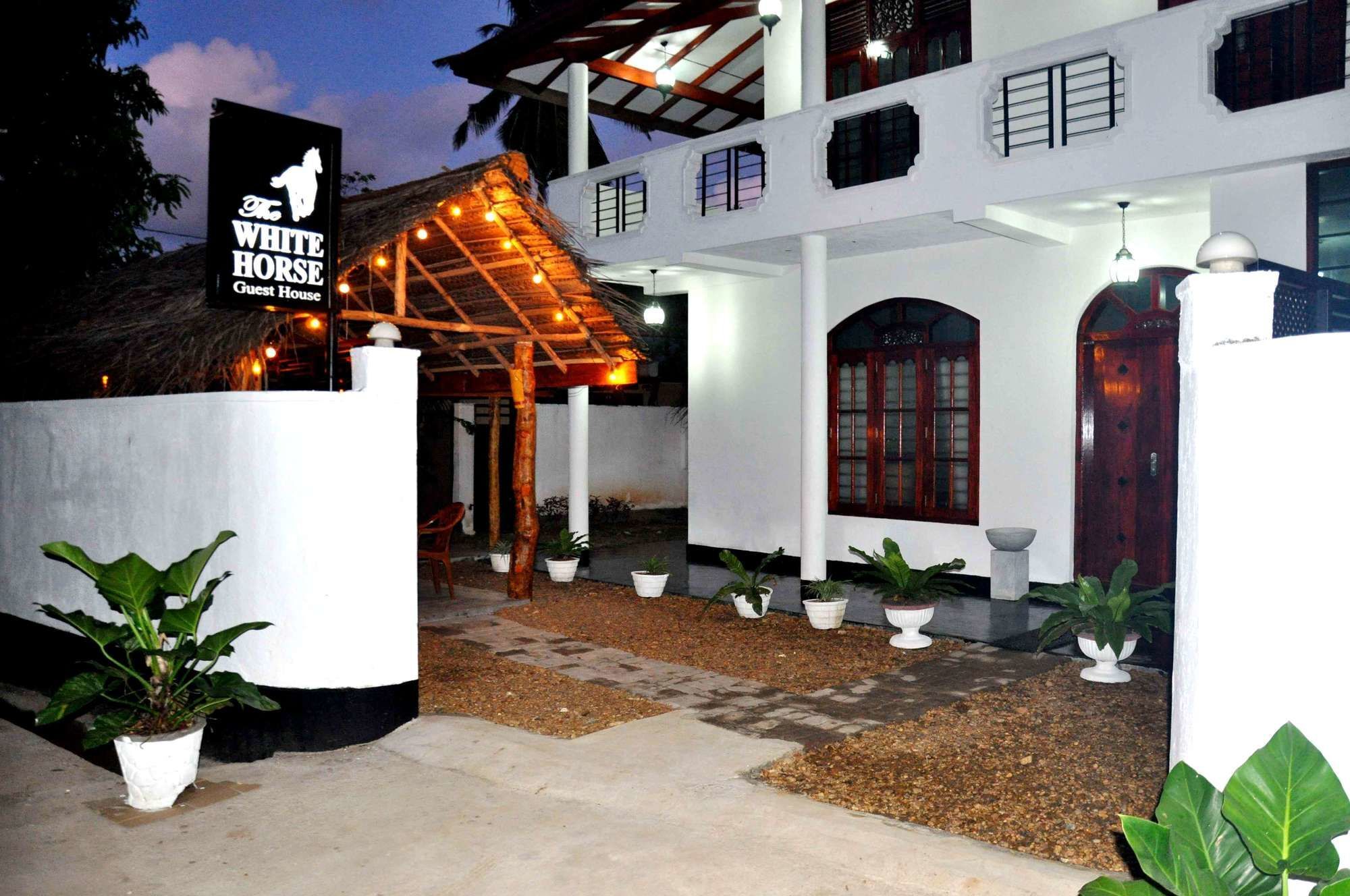 White Horse Hotel Hikkaduwa Ngoại thất bức ảnh